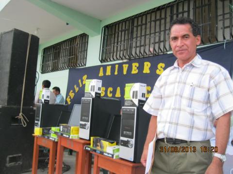 Director de la Institución Educativa, Prof. Santos Larreategui Aranda, 