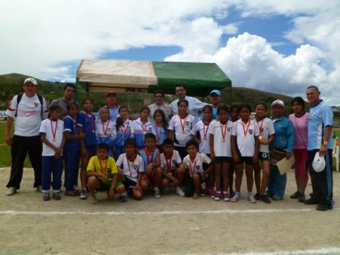 Director de la UGEL San Ignacio, alumnos competidores y docentes