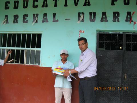 Director de la UGEL San Ignacio entregando kits de material educativo