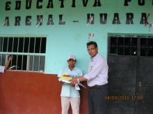 Director de la UGEL San Ignacio entregando kits de material educativo