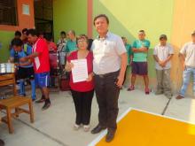 Director de Ugel San Ignacio  Reconoce a Maestra en su Aniversario